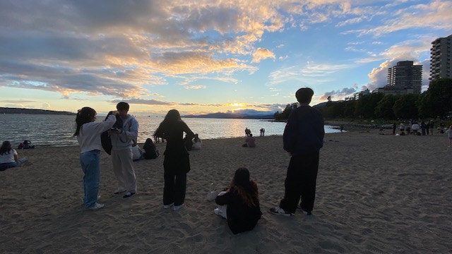 バンクーバーのビーチの夕暮れ