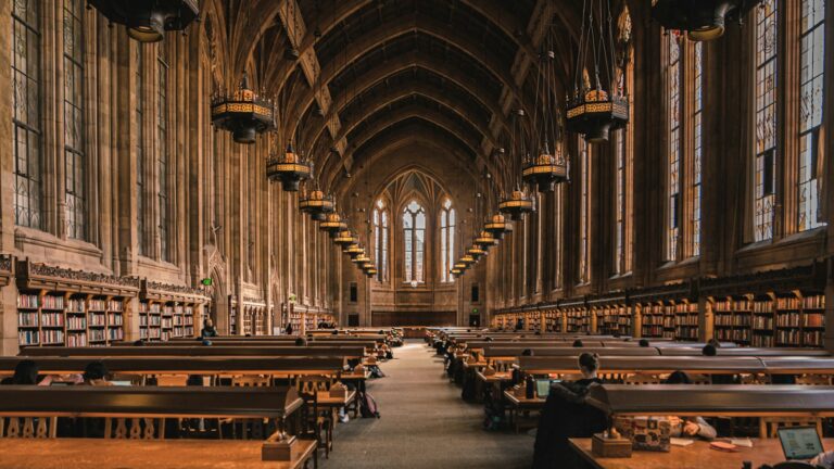 大学図書館の閲覧室
