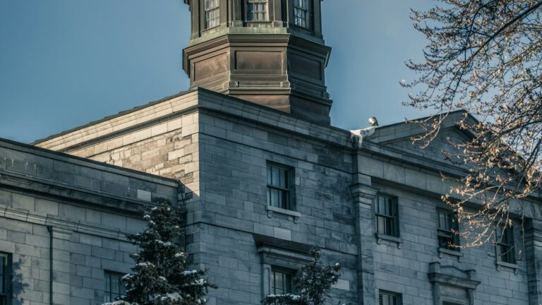 マギル大学の石造りの校舎