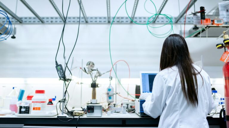 大学院の研究室で実験する学生